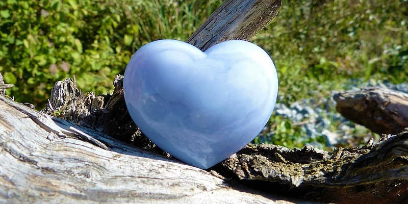 Calcedonia azul en forma de corazón calzedonia piedra mineral