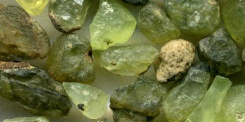 Piedras de olivino en bruto