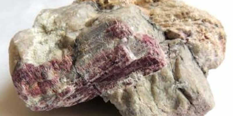Turmalina rosa en una piedra en bruto